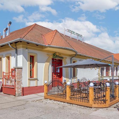 100 Eves Fogado Bed & Breakfast Szatymaz Dış mekan fotoğraf
