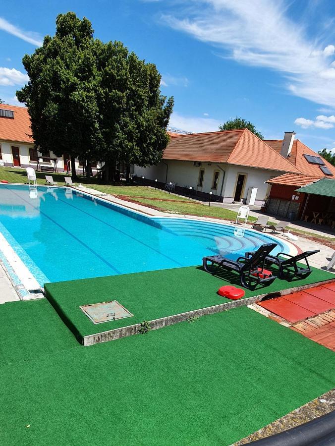 100 Eves Fogado Bed & Breakfast Szatymaz Dış mekan fotoğraf