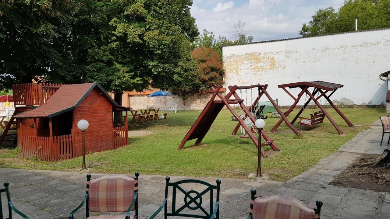 100 Eves Fogado Bed & Breakfast Szatymaz Dış mekan fotoğraf