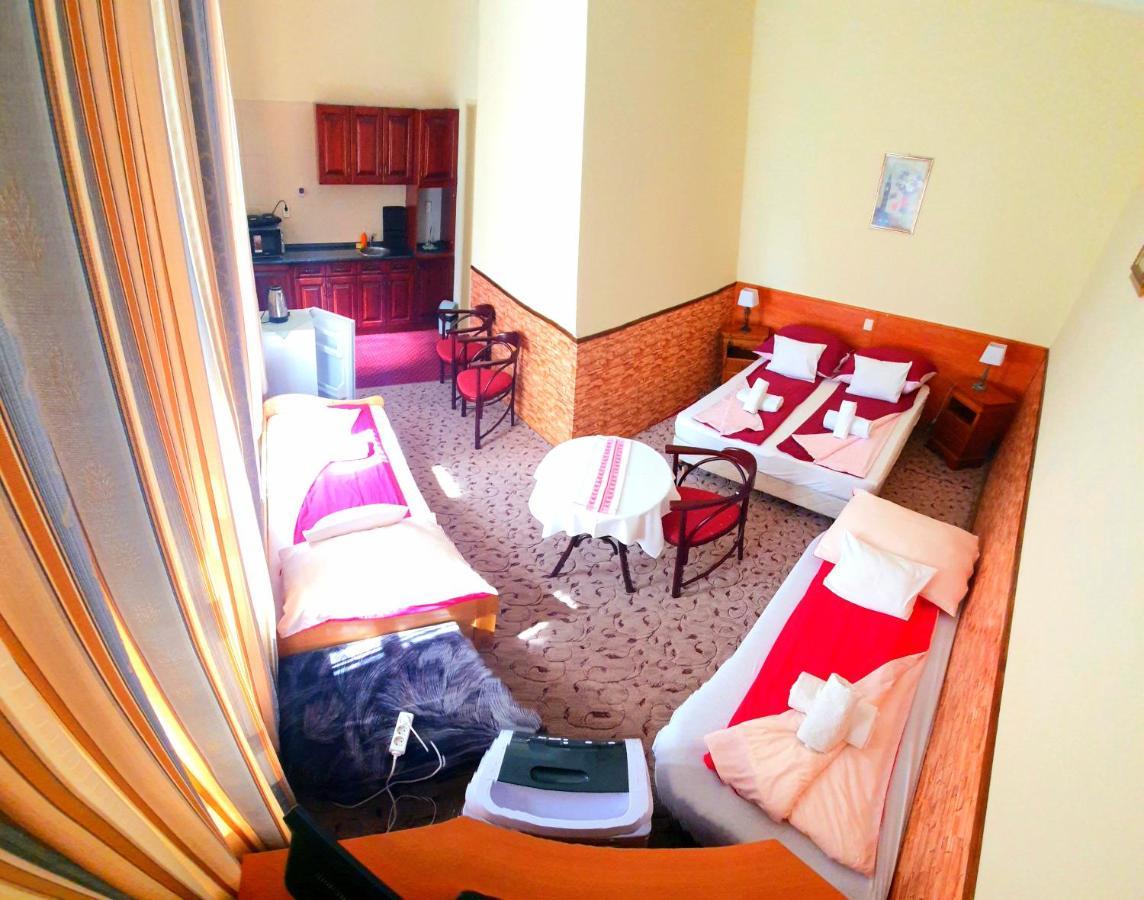 100 Eves Fogado Bed & Breakfast Szatymaz Dış mekan fotoğraf