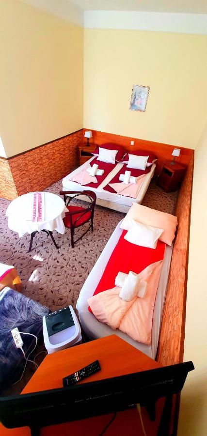 100 Eves Fogado Bed & Breakfast Szatymaz Dış mekan fotoğraf