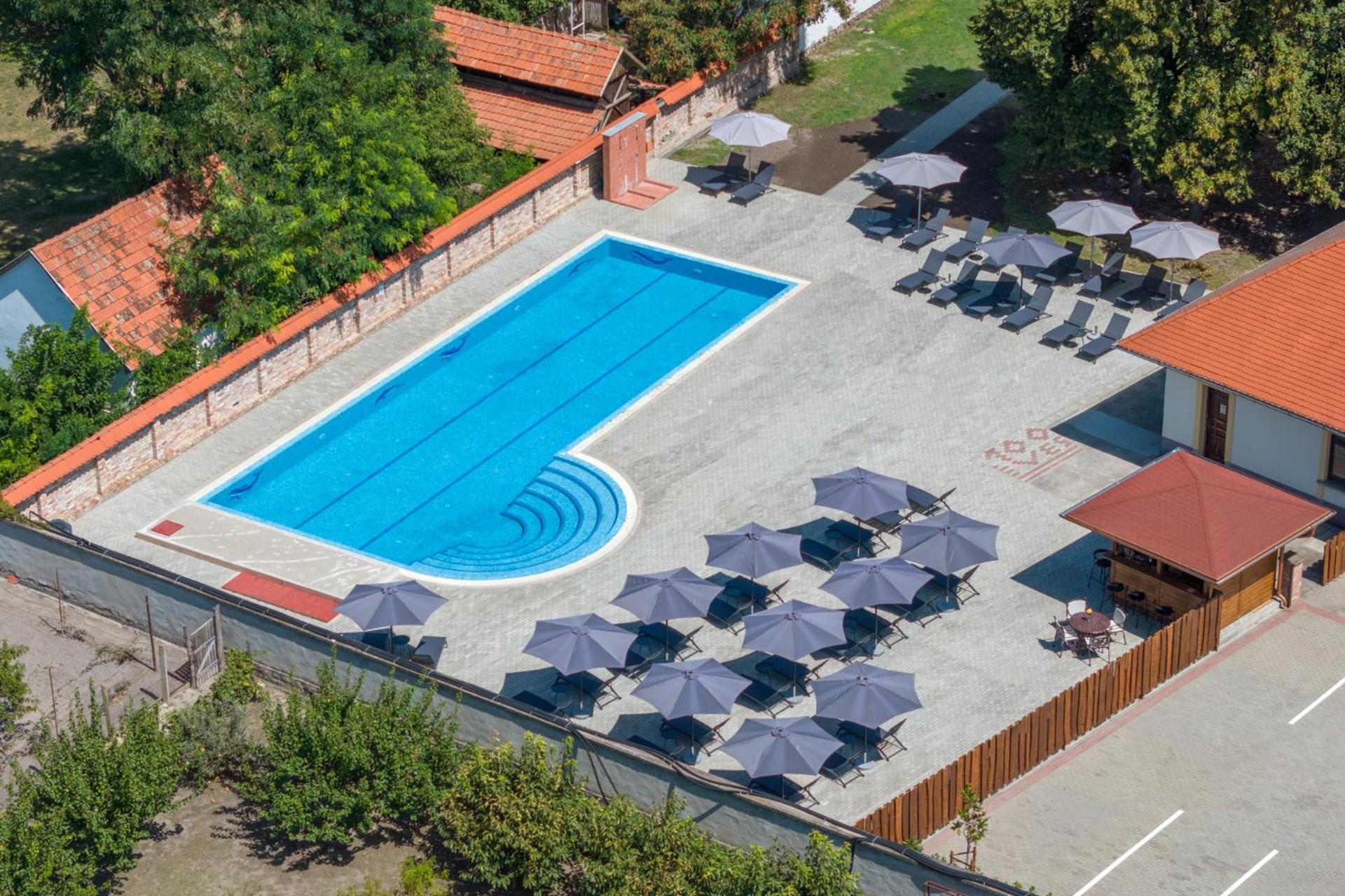 100 Eves Fogado Bed & Breakfast Szatymaz Dış mekan fotoğraf