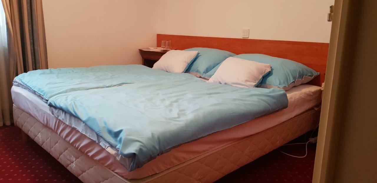 100 Eves Fogado Bed & Breakfast Szatymaz Dış mekan fotoğraf