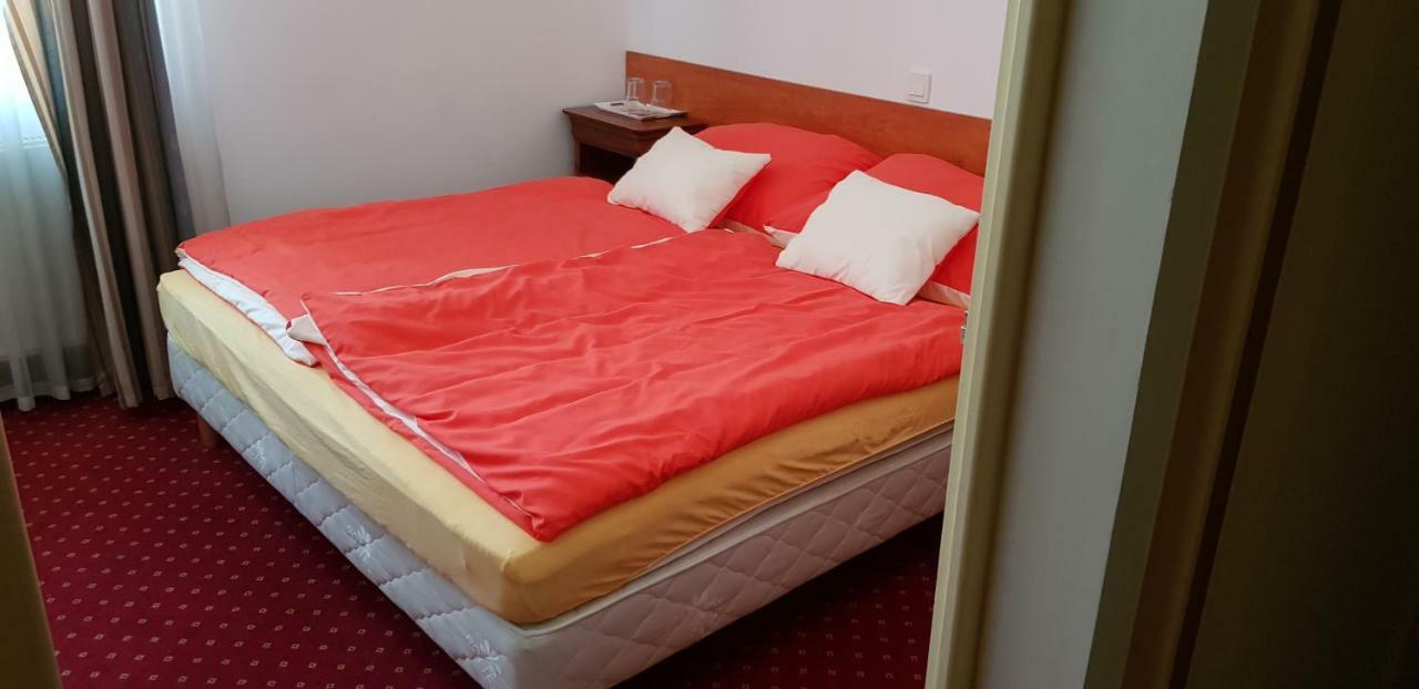 100 Eves Fogado Bed & Breakfast Szatymaz Dış mekan fotoğraf